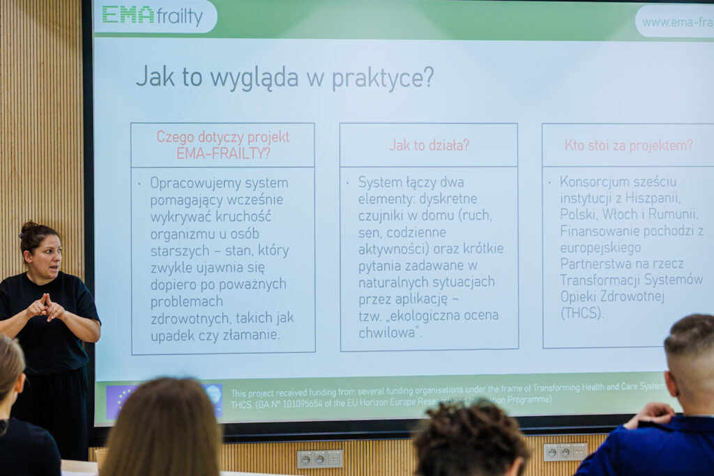 Slajd prezentacji projektu EMA-FRAILTY pt. "Jak to wygląda w praktyce?" z opisem systemu wykrywania kruchości organizmu u osób starszych, obok tłumaczka języka migowego.